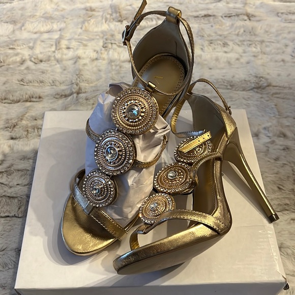 Beautiful gold heels - Picture 1 of 5